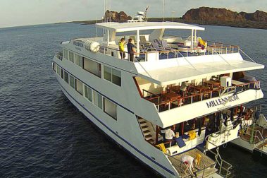 Millennium-Yacht vor Galapagos