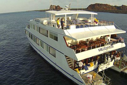 Millennium-Yacht vor Galapagos